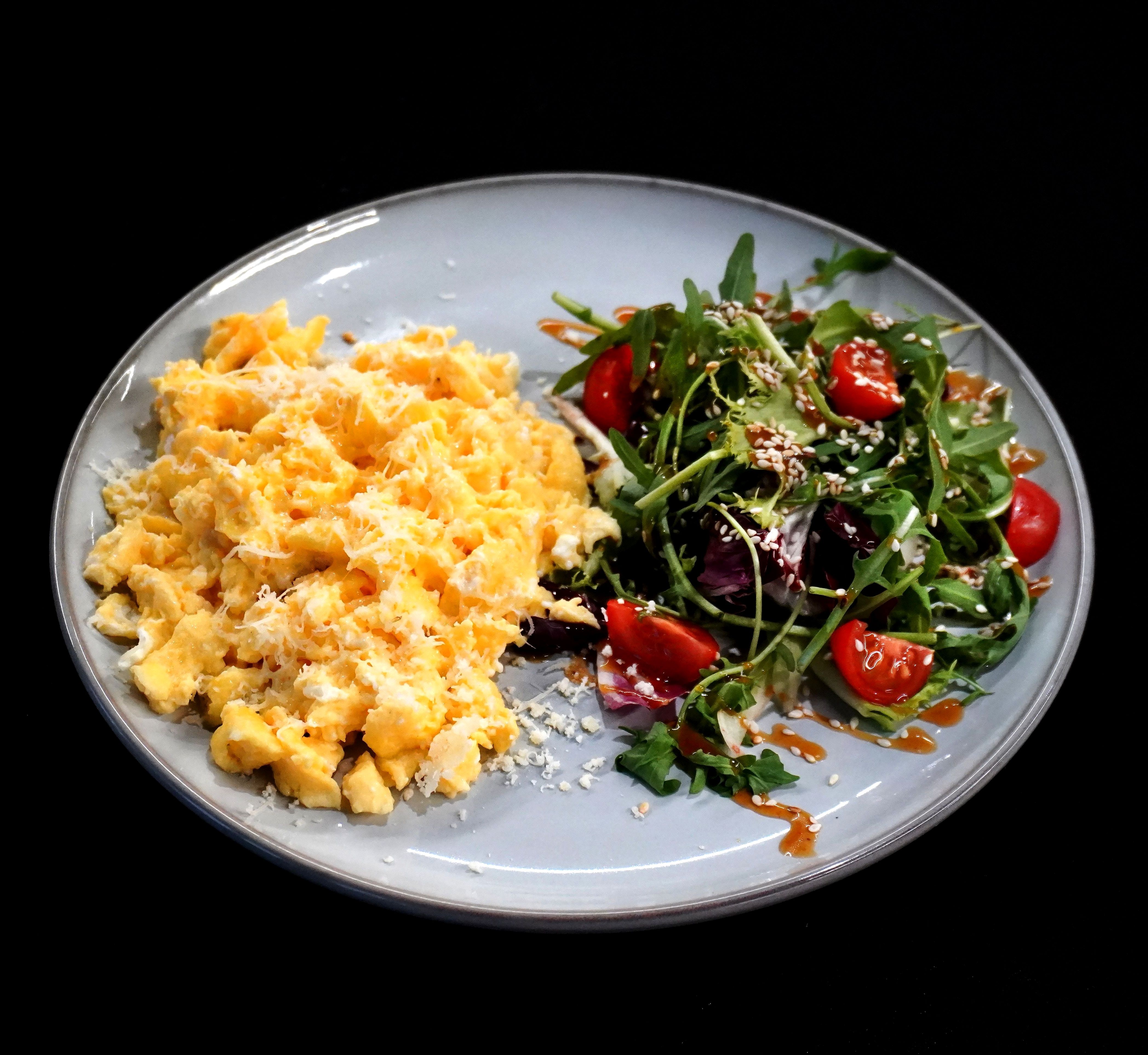 Скрэмбл с зеленью и пармезаном