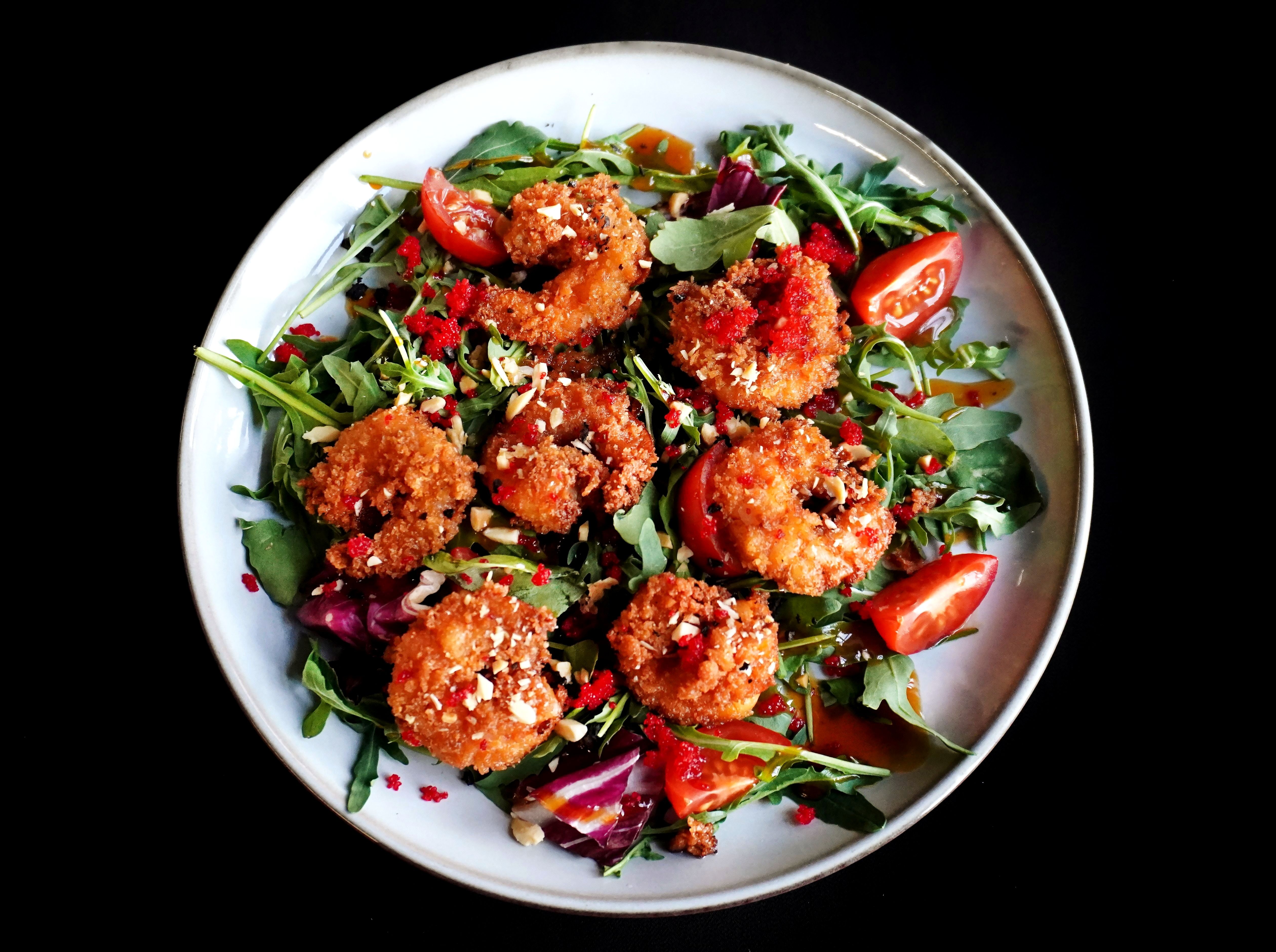 Креветки темпура на подушке из микс-салата с соусом от Шефа